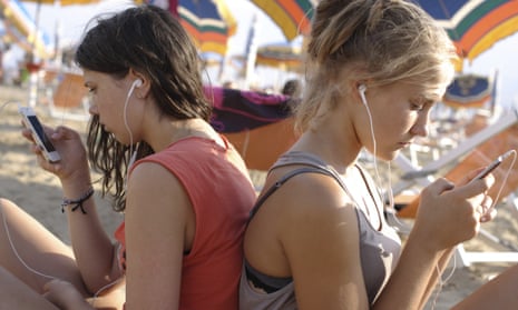 teens on smartphones