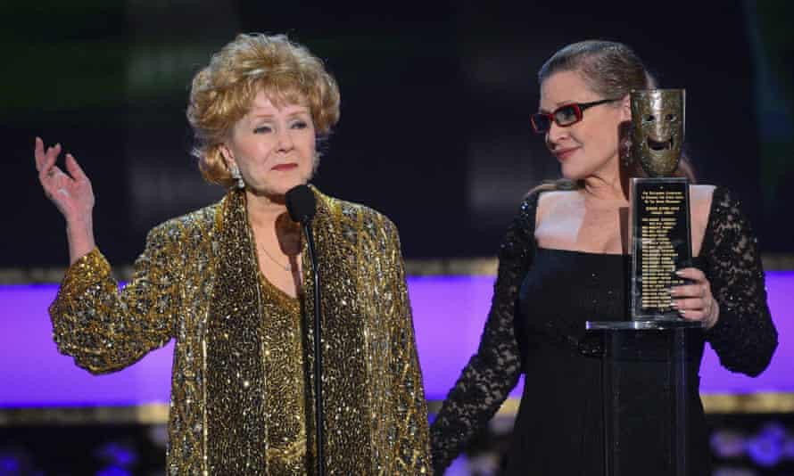 Debbie Reynolds receives a lifetime achievement award from her daughter, Carrie Fisher, at the Screen Actors Guild awards, Los Angeles, 2015.