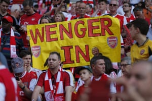 A poor 2016/17 season meant that Arsenal finished outside the top four of the Premier League for the first time since the 1995–96 season. This and a lack of investment in players led to a growing band of disgruntled Gooners calling for the manager to go and ‘Wenger Out’ banners appeared at more and more games. However the FA Cup final gave Wenger’s supporters an opportunity to get behind their man.