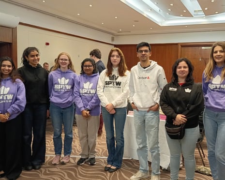 The She Plays To Win team: Akshaya Kalaiyalahan, Alisha Vyas, Abigail Riis Weersing, Ruqayyah Rida, Eline Roebers, Anish Giri, Andreea Navrotescu and Sophie Milliet.