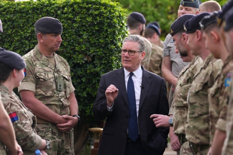 क्षेत्रीय नेताओं से मिलने के लिए खाड़ी रवाना होते समय कीर स्टार्मर ने ईरान युद्ध विराम का स्वागत किया