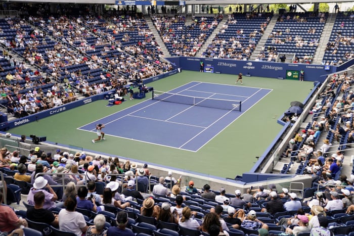 Madison Keys returns his shot to Camila Giorgi.