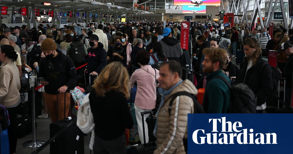 Airport chaos disrupts holiday plans of hundreds of thousands of Australians
