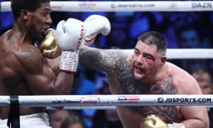 Andy Ruiz Jr, ensangrentado, encuentra la barbilla de Anthony Joshua.