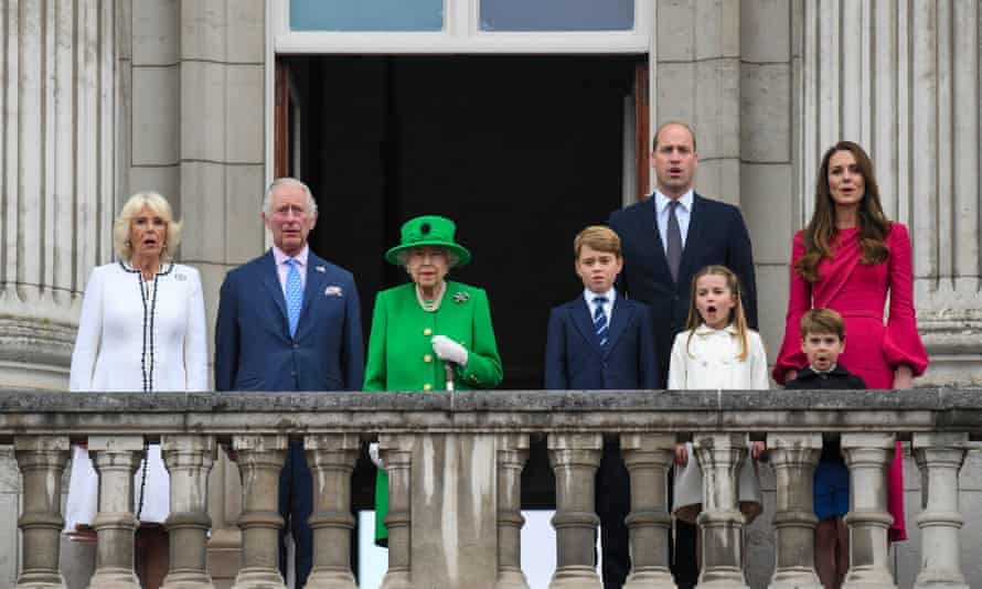 The royal family on the balcony.