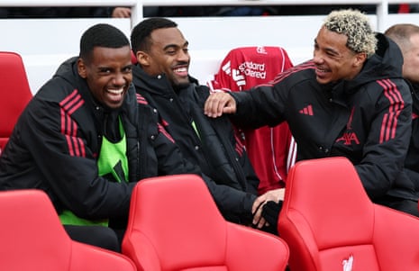 Liverpool's Hugo Ekitike talks to Ryan Gravenberch and Alexander Isak on the bench.