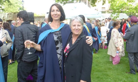 Rendre enfin maman fière : Andrea Busfield lors de sa cérémonie de remise des diplômes.