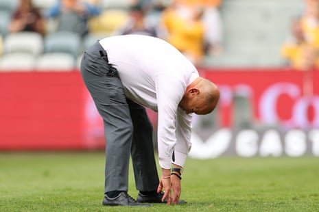 Eddie Jones keeping up with his Radio Taiso prematch.