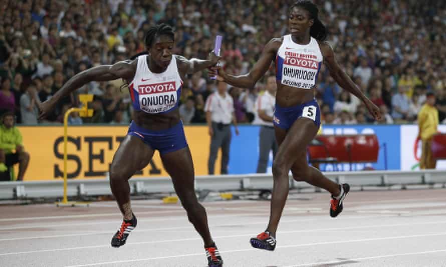 Anyika Onuora recibe el testigo de manos de su amiga y compañera de equipo Christine Ohuruogu en su camino hacia la conquista del bronce en el campeonato mundial de 2015.