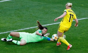 The speed with which the goalkeeper of Chile, Claudia Endler, is out of line means that Sweden's Stina Blackstenius can only direct her shot on the wrong side of the post.