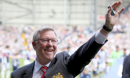 Alex Ferguson salutes the crowd