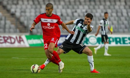 Aymen Tahar playing for Gaz Metan in 2015.