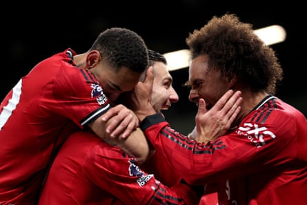 Diogo Dalot celebrates with teammates Matheus Cunha and Joshua Zirkzee after putting Manchester United in front in the second half.