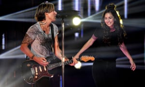 Keith Urban and Amy Shark perform at the Arias