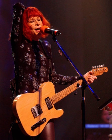 Rita Lee si esibisce a Buenos Aires, in Argentina, nel 2002.