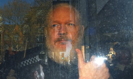 Julian Assange wurde letztes Jahr vor Gericht gestellt. Eine der Anfragen, die das Informationsgericht prüfen wird, stammt von einem italienischen Journalisten, der Informationen über erste Versuche, ihn an Schweden auszuliefern, einholt.