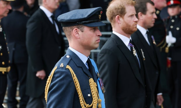 Princis Viljams un princis Harijs seko karalienes zārkam cauri Londonai.
