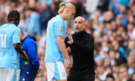Manchester City’s head coach Pep Guardiola speaks to Erling Haaland during the match against Nottingham Forest