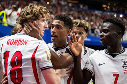 Anthony Gordon, Jude Bellingham and Bukayo Saka celebrate an England goal against Mexico