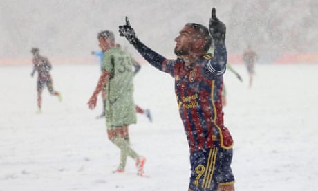 ‘Absolute disgrace’: LAFC coach criticizes MLS for playing in blizzard