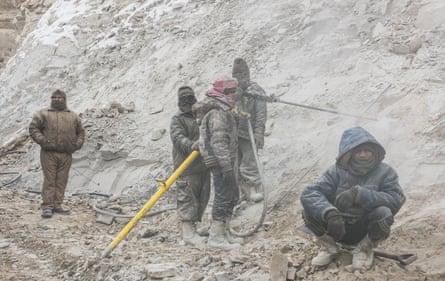 The road construction workers are mainly from Nepal and from the poorest regions of India. For many of these workers it is the first encounter with cold and snow – while working in these gruelling conditions