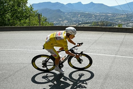 The yellow jersey of Tadej Pogacar descending the Col de Prés