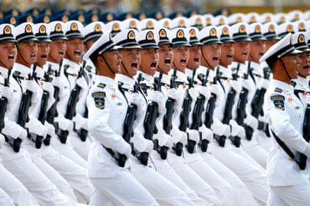 سربازان PLA در رژه ای به مناسبت هفتادمین سالگرد تأسیس جمهوری خلق چین در سال 2019 راهپیمایی کردند.