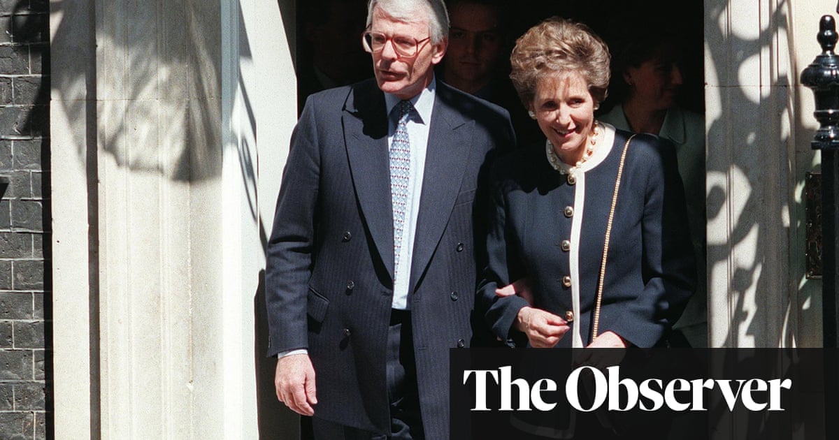 Норма Мейджър „дискретно“ премести дрехите си от Даунинг стрийт в очакване на победа на лейбъристите