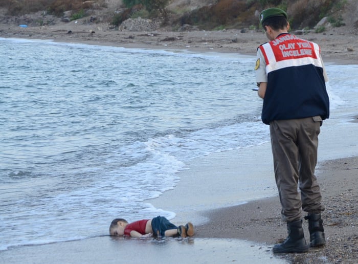 Shocking images of drowned Syrian boy show tragic plight of ...