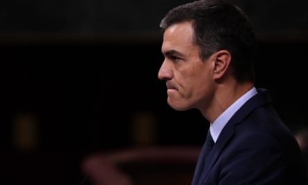 El primer ministro de España, Pedro Sánchez, habla en el parlamento español en Madrid.