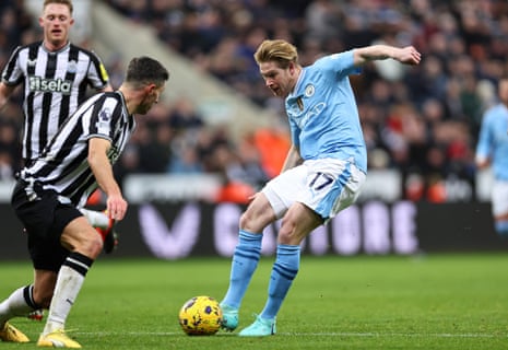 Kevin De Bruyne shoots to score