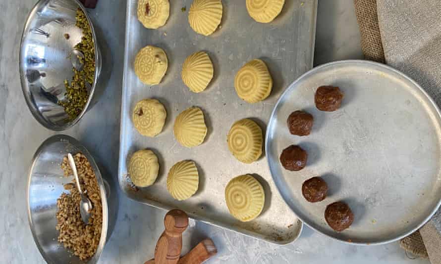 Mahmoul pre cooking with date balls