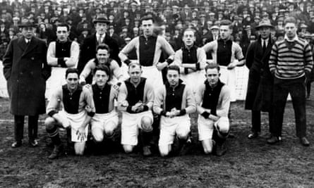 Ajax pose for a photo of them in 1926. Eddy Hamel is furthest left in the front row