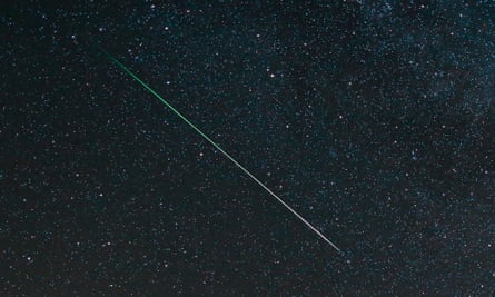 The bright streaks can also be coloured as the materials making up the meteor burn up and fluoresce.