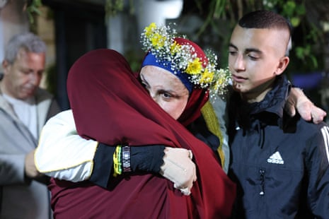 Israa Jaabis (au centre) est la bienvenue chez elle à Jérusalem-Est après sa sortie d'une prison israélienne.  Jaabis avait été condamnée à 11 ans de prison pour avoir fait exploser une bouteille de gaz dans sa voiture à un poste de contrôle en 2015, blessant un policier.