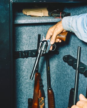 Richard Craigâs gun s afe.