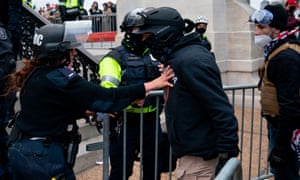 Un manifestante se enfrenta a agentes de policía mientras los partidarios de Trump se amotinan frente al Capitolio de Estados Unidos el 6 de enero.