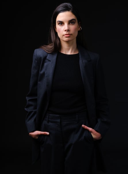Isabella Broccolini, écrivaine et actrice, déclare : « J'essaie constamment de me tenir à l'écart des distractions liées aux dépenses vestimentaires ».