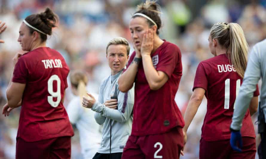 Bev Priestman en juin 2019 alors qu'elle était assistante de Phil Neville avec l'Angleterre.