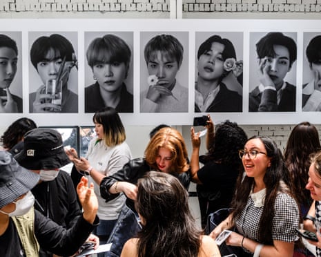 Fans stehen Schlange für BTS-Konzertkarten