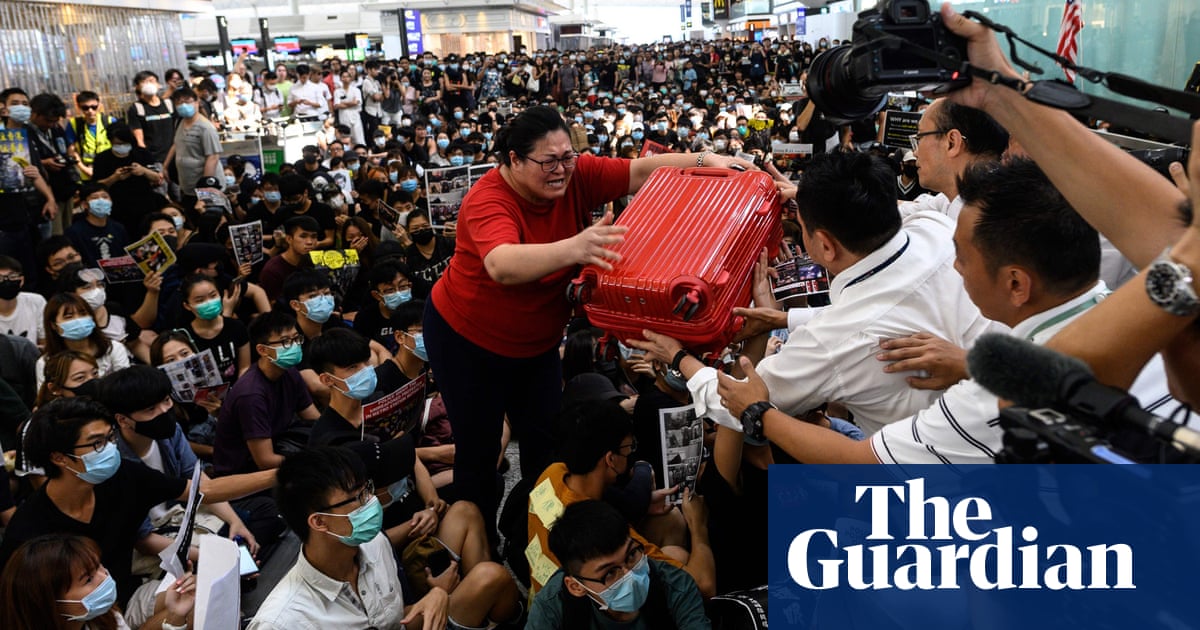 Hong Kong protests: airport suspends flights for second day