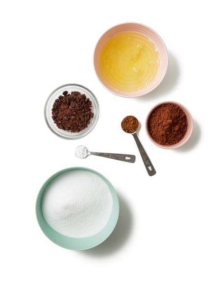 Bols de cacao, blancs d'œufs, pépites de chocolat