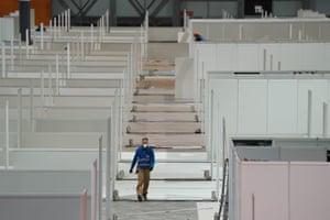 Los trabajadores instalan un hospital de campaña para pacientes con coronavirus en Madrid, España, el 21 de marzo, en una foto del volante.