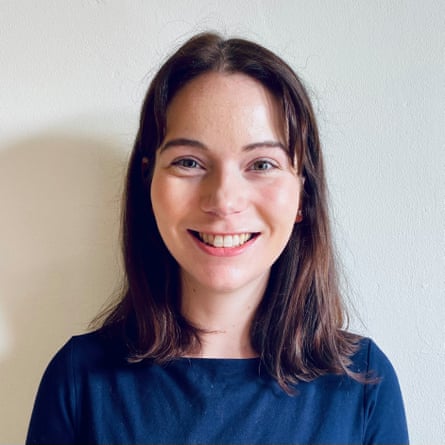 A Dra. Ellie Murtagh é líder de adaptação climática do Reino Unido na Cruz Vermelha Britânica e está baseada no sudoeste da Escócia. Ela é responsável pelo desenvolvimento da estrutura de avaliação e adaptação de riscos às mudanças climáticas da organização. O feedback dos funcionários e dos voluntários é crucial para todos os aspectos da pesquisa e do planejamento do trabalho de Ellie. Ellie acredita que a Cruz Vermelha Britânica tem pontos fortes, como a experiência na resposta a desastres causados por eventos climáticos extremos, temos a visão dos impactos devastadores das alterações climáticas, um forte envolvimento comunitário e foco nas pessoas vulneráveis.