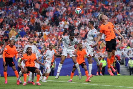Jan-Paul van Hecke (right) flicks location nan Netherlands’ third