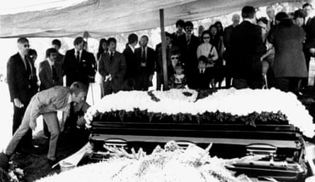 James Coburn and Steve McQueen attend Bruce Lee’s funeral. 
