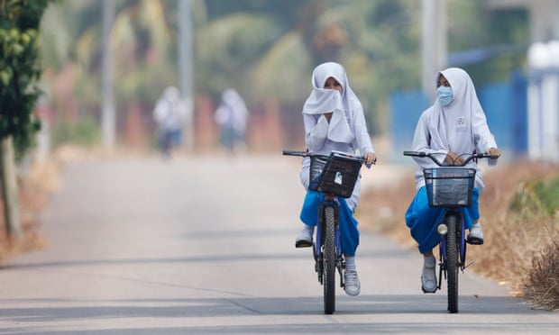 Children cycling in polluted air