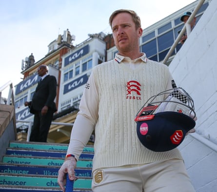 Batter Simon Harmer of Essex makes his way on to the field for the start of play during day 2 of the Rothesay County Championship between Surrey and Essex