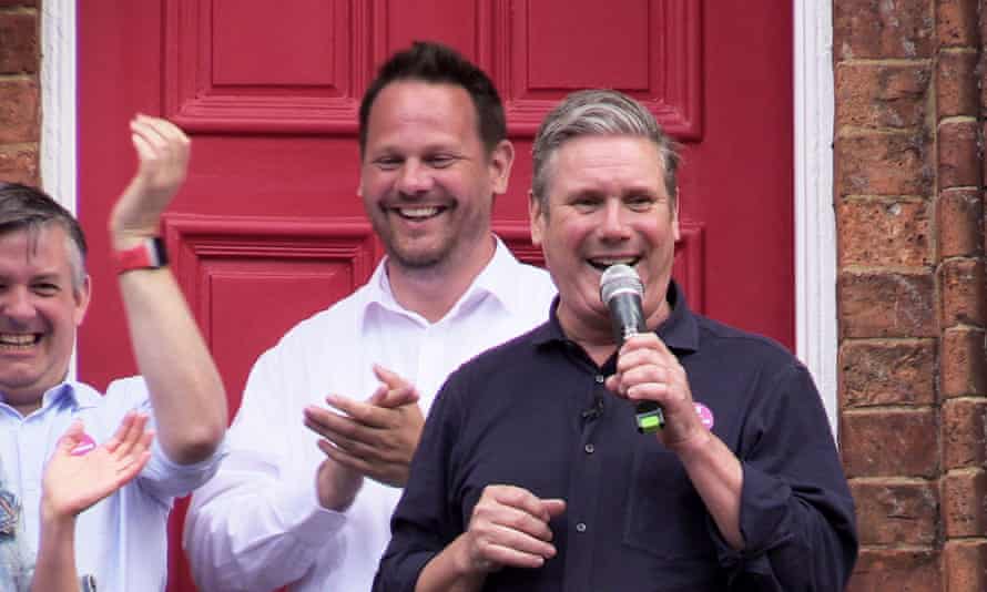 Keir Starmer en el micrófono