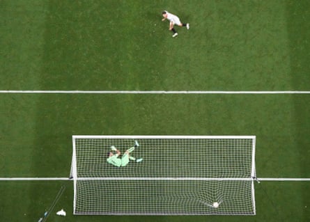 Gonzalo Montiel dari Sevilla mengirim Rui Patricio ke arah yang salah untuk menutup adu penalti
